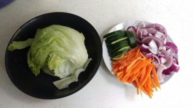 准备好萝卜切丝，洋葱切条，生菜洗好。