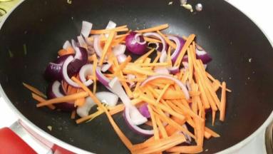 热油，加入洋葱和红萝卜翻炒到软。