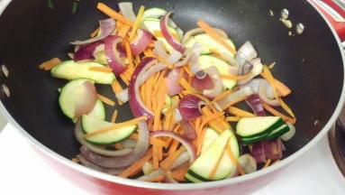 再加入青瓜炒一下就好了，没有的也是可以。