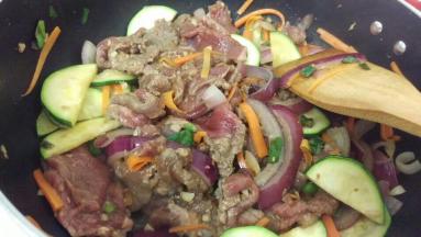 再把牛肉全部倒入，炒熟就可以出锅咯！