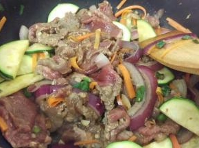 再把牛肉全部倒入，炒熟就可以出锅咯！