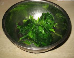 氽好水的菠菜，过凉水