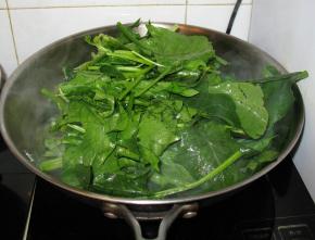 锅中放入水，烧热，放入菠菜，氽水
