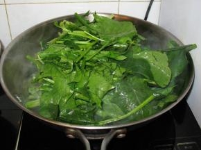 锅中放入水，烧热，放入菠菜，氽水
