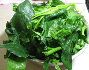 菠菜洗干净，切成段