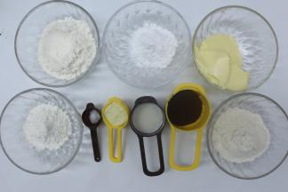 提前准备好所有材料，黄油提前室温软化到手指能轻按压下去