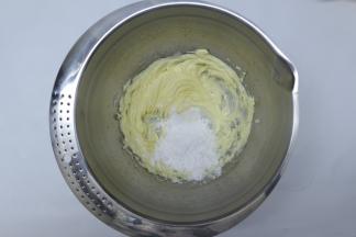 加入盐和糖粉，打发至黄油颜色变浅，呈现出羽毛状即可