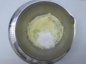 加入盐和糖粉，打发至黄油颜色变浅，呈现出羽毛状即可