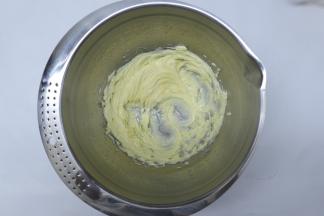 黄油放入一个打蛋盆里，用电动打蛋器低速打发搅拌到软