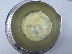 黄油放入一个打蛋盆里，用电动打蛋器低速打发搅拌到软