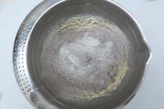 再将高筋面粉、低筋面粉、玉米淀粉、可可粉过筛加入