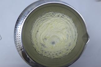 再加入纯牛奶，继续用电动打蛋器搅拌均匀就好