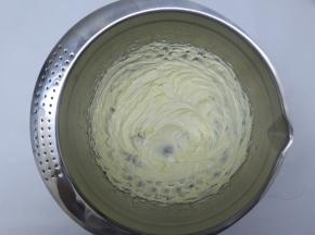再加入纯牛奶，继续用电动打蛋器搅拌均匀就好