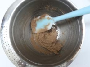 再用刮刀混合到无干粉就好