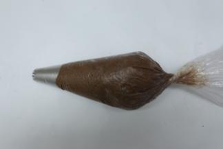 裱花袋先装好裱花嘴，再将面糊装入裱花里