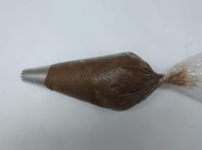 裱花袋先装好裱花嘴，再将面糊装入裱花里