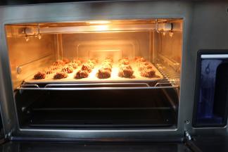 烤箱提前预热上下火180度10分钟，再放入曲奇，中层180度25分钟