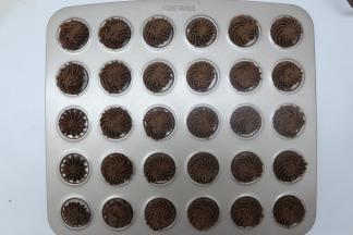 然后再挤到学厨的曲奇饼干模里