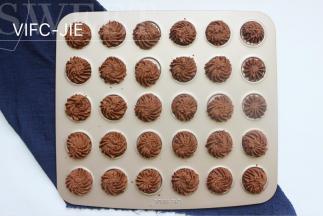 烤好后拿出来放在晾网上待凉，再装入封密盒里就好