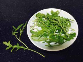 芝麻菜，洗干净，沥干水分备用。