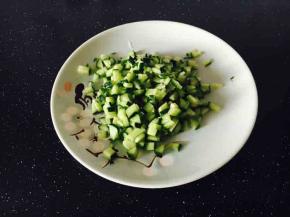 黄瓜洗干净切小丁，放一小捏盐，腌制1分钟，用清水洗去盐分，沥干水分，备用。