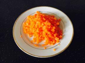 胡萝卜洗干净，去皮，切成小丁。