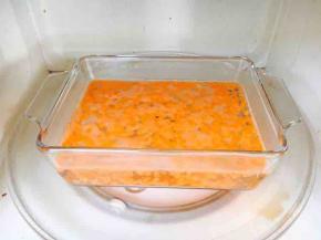 容器里放适量的水，加少许盐和少许橄榄油，微波炉打3分钟水开后，放入胡萝卜丁，加热2分钟，捞出胡萝卜，沥干水分备用。