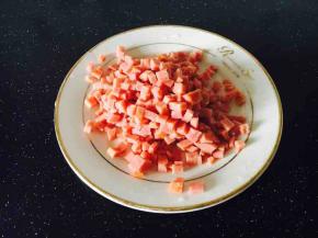 火腿切丁备用。