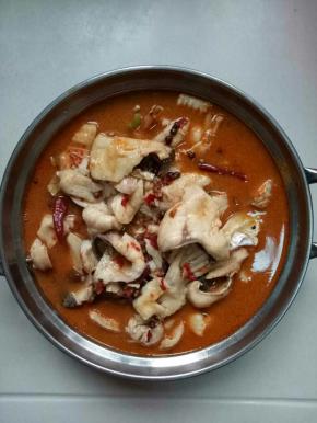 汤开后，马上关火，把鱼和汤一起倒入铺好菜的鱼盆里，（汤烧开后不能久煮，鱼肉容易老）