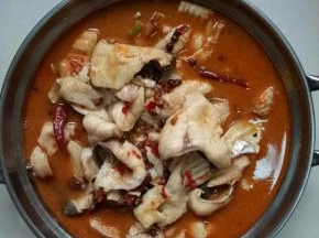 汤开后，马上关火，把鱼和汤一起倒入铺好菜的鱼盆里，（汤烧开后不能久煮，鱼肉容易老）