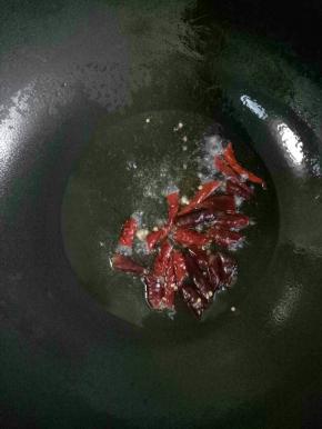 另起一锅，倒入食用油，爆香辣椒，炒出香味，等鱼快冒烟时，趁热浇在鱼身上