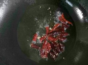 另起一锅，倒入食用油，爆香辣椒，炒出香味，等鱼快冒烟时，趁热浇在鱼身上
