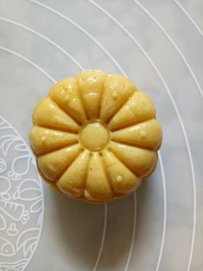 也可以用月50克的月饼模具压出各种形状