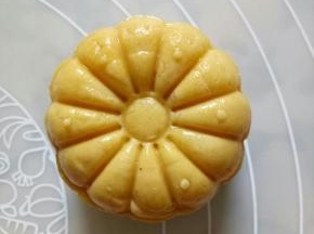 也可以用月50克的月饼模具压出各种形状