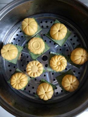 依次全部做好，每个下面垫上一片粽叶，放入蒸笼，大火蒸20分钟左右即可