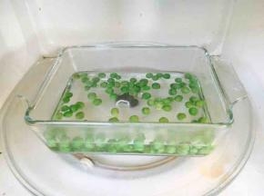 豌豆，洗干净，容器里的水开了以后放豌豆，微波炉加热3分钟，捞出豌豆，沥干水分备用。
