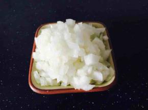 洋葱切丁，用少许橄榄油拌一拌。
用橄榄油裹住洋葱汁，避免时间长了后洋葱汁青涩味重，影响土豆泥的口感。