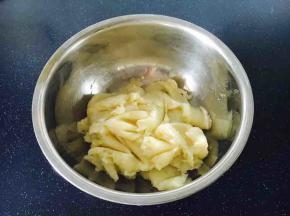 把擀好的土豆泥放到大一点的容器里。
方便搅拌