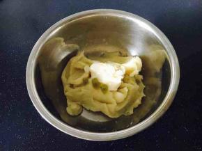 调味，放3g的盐，少许白胡椒粉，10g的牛奶，15g的沙拉酱，25g的炼乳，2g的青芥辣酱，搅拌均匀。