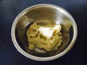 调味，放3g的盐，少许白胡椒粉，10g的牛奶，15g的沙拉酱，25g的炼乳，2g的青芥辣酱，搅拌均匀。
