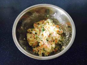 搅拌均匀。
土豆泥制作已完成，您可根据宝宝需要食用的量盛盘装饰。