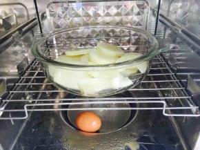 土豆洗干净，去皮，切片，放蒸箱里蒸15分钟。
鸡蛋放蒸箱里蒸10分钟。
鲜虾，洗干净，放蒸箱里蒸八分钟，然后去皮，挑去虾线，备用。