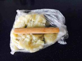 把蒸熟的土豆片晾凉，放在大一点的保鲜袋里，借助擀面杖把土豆片擀成泥。
用搅拌器加少许牛奶搅拌成泥也不错，那样口感更细滑。
我更喜欢手工擀成泥的口感。
之所以要放在大的保鲜袋里是为了擀压土豆泥时好留出空间排气。