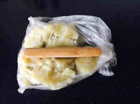 把蒸熟的土豆片晾凉，放在大一点的保鲜袋里，借助擀面杖把土豆片擀成泥。
用搅拌器加少许牛奶搅拌成泥也不错，那样口感更细滑。
我更喜欢手工擀成泥的口感。
之所以要放在大的保鲜袋里是为了擀压土豆泥时好留出空间排气。