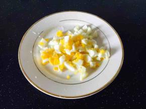 鸡蛋切成小丁备用。
