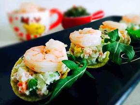 这是给我家宝宝做的土豆泥杯盏。
我选用了薯片做杯托，盛上满满的一勺土豆泥，再搭配上一个鲜虾仁，佐一片芝麻菜，把它们摆放好，宝宝就可以享用这盘营养均衡的土豆泥啦。