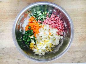 把备好的各种食材放在调好味道的土豆泥里。