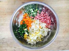 把备好的各种食材放在调好味道的土豆泥里。