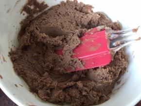 用刮刀翻拌均匀