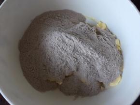 然后将过筛好的粉类倒入蛋油混合物中